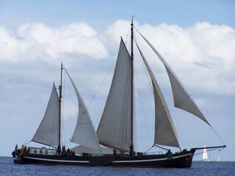 Zweimastklipper Broedertrouw unter weißen Segeln