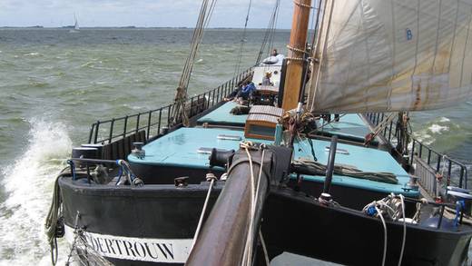 Blick vom Bugspriet über das Deck der Broedertrouw