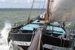 Blick vom Bugspriet auf die segelnde Broedertrouw
