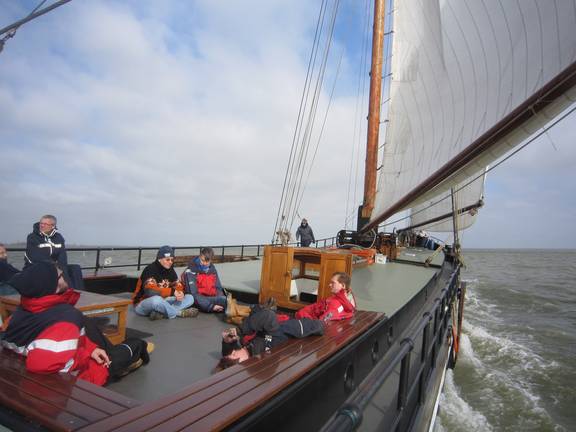 Gäste auf dem Vorschiff der segelnden Broedertrouw