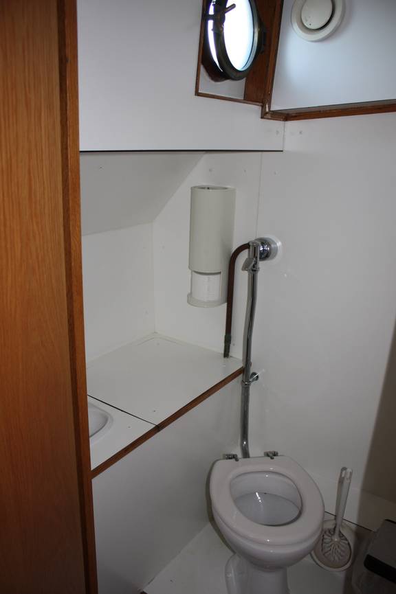 Toilette und Dusche an Bord der Broedertrouw