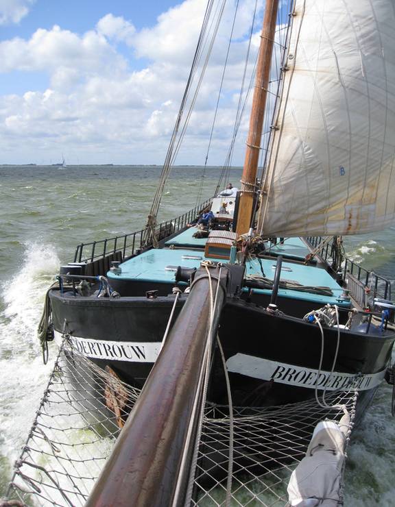 Blick vom Bugspriet auf die segelnde Broedertrouw