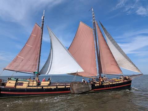 Chateauroux unter Segeln, von der Seite gesehen