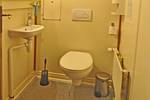 Toilette und Waschbecken im Badezimmer der Chateauroux