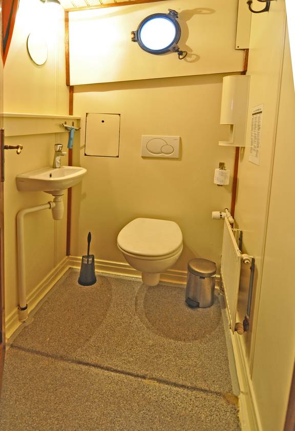 Toilette und Waschbecken im Badezimmer der Chateauroux