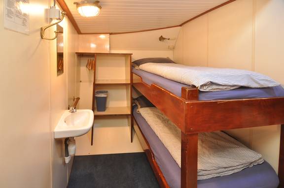 Kabine mit Etagenbett und Waschbecken auf der Chateauroux