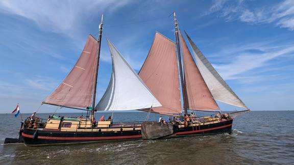 Chateauroux unter Segeln, von der Seite gesehen