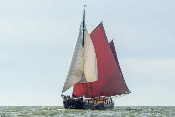Chateauroux unter weißen und braunen Segeln auf offenem Wasser