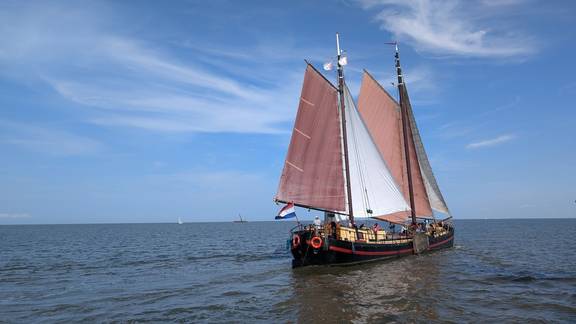 Chateauroux unter braunen Segeln, vom Heck aus gesehen