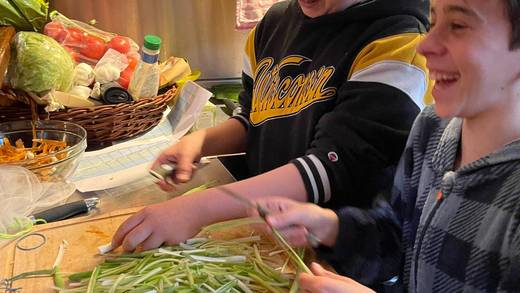 Schüler schneiden Gemüse für eine Mahlzeit an Bord