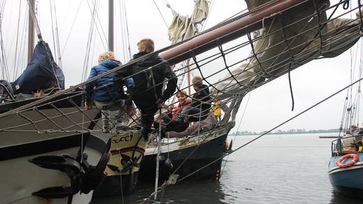 Gäste gehen über die Gangway an Bord eines Segelschiffs