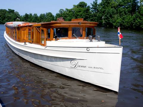 Salonboot Dame van Amstel mit Holzkajüte auf dem Wasser