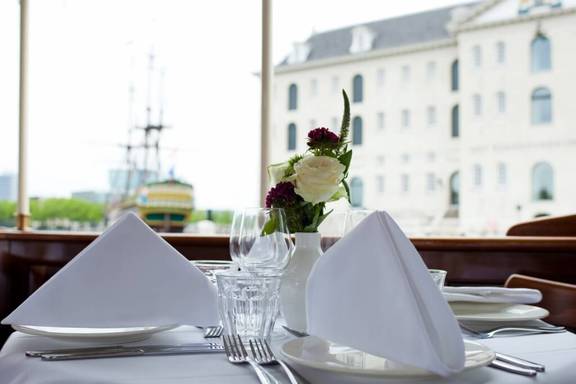 Gedeckter Tisch an Bord der Dame van Amstel mit Blick auf das Schifffahrtsmuseum