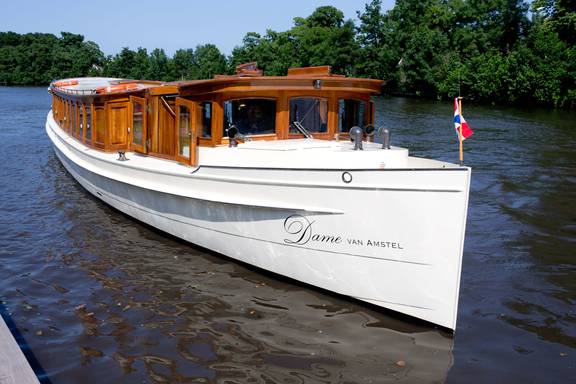 Salonboot Dame van Amstel mit Holzkajüte auf dem Wasser