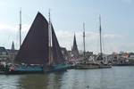 Dankbaarheid unter braunen Segeln im Hafen von Monnickendam