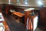 Salon der Dankbaarheid mit Holztischen und Sitzbänken