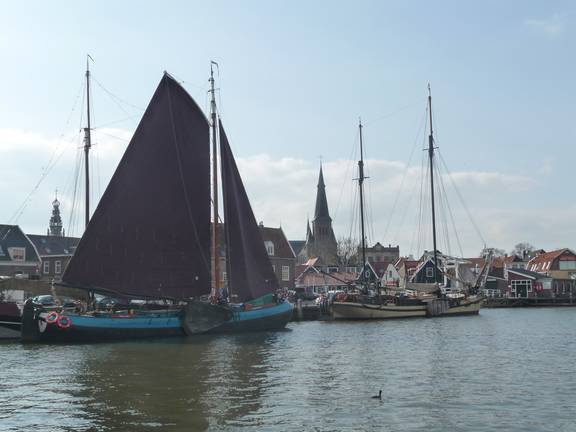 Dankbaarheid unter braunen Segeln im Hafen von Monnickendam