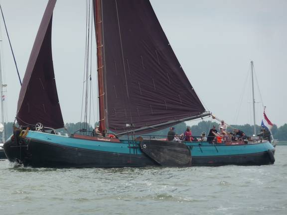 Dankbaarheid unter Segeln mit Gästen an Deck