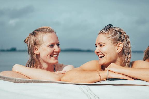 Zwei Gäste entspannen im Whirlpool der De Hester