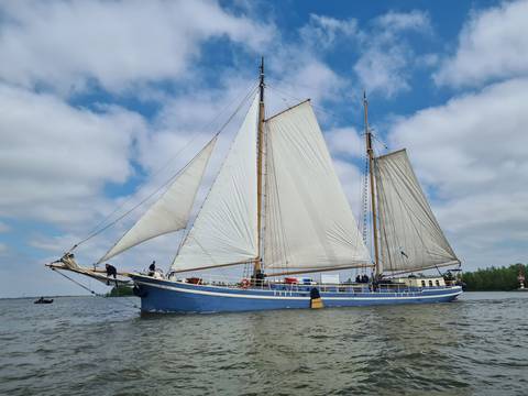 Zweimastklipper De Hester mit gesetzten weißen Segeln
