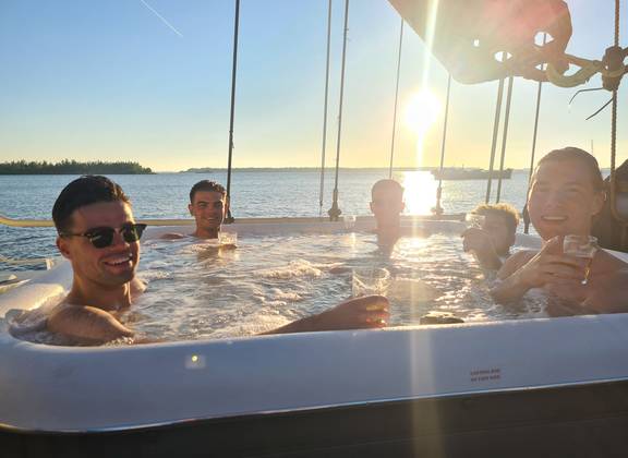 Gesellschaft im Whirlpool der De Hester bei tief stehender Sonne