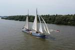 De Hester unter Segeln mit einem Beiboot längsseits