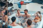 Gäste entspannen im Whirlpool an Deck der De Hester