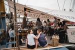 Gesellschaft unter dem Sonnensegel an Deck der De Hester