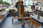 Sitzbereich der De Hester mit Bänken und einem Tisch unter einem Sonnensegel