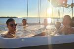 Gesellschaft im Whirlpool der De Hester bei tief stehender Sonne