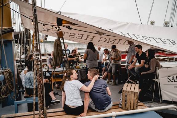 Gesellschaft unter dem Sonnensegel an Deck der De Hester