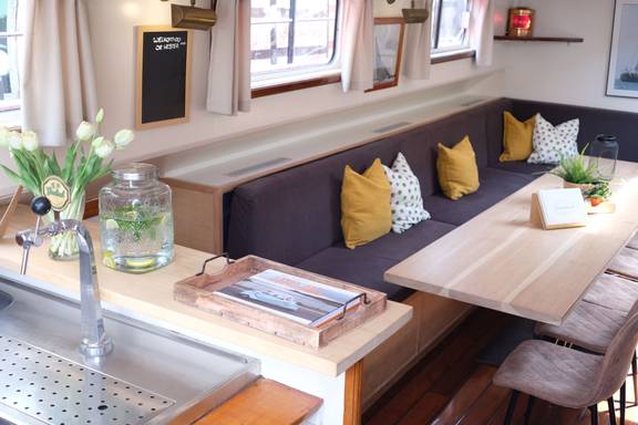 Sitzbank und Bar im Salon der De Hester