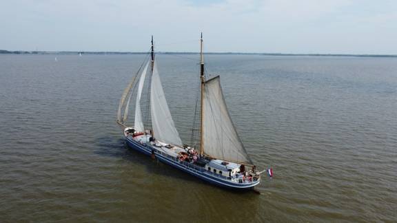 Luftaufnahme der De Hester unter Segeln auf offenem Wasser
