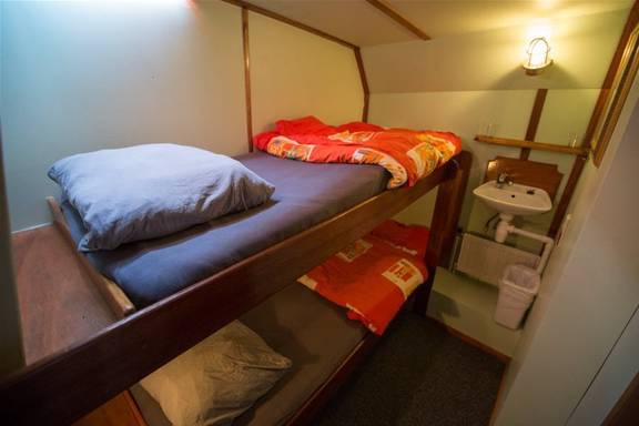 Zweibettkabine mit Etagenbett und Waschbecken auf der Eenhoorn