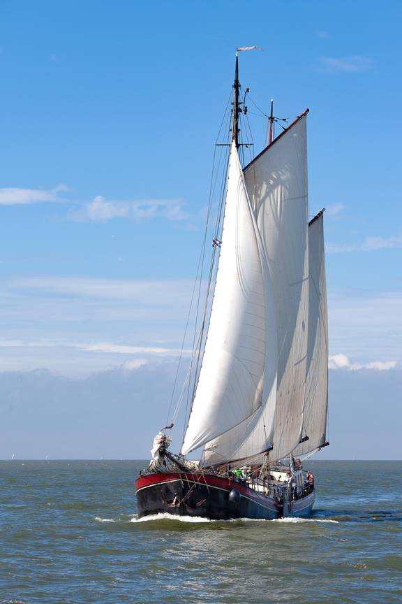 Eenhoorn unter weißen Segeln, von vorn gesehen