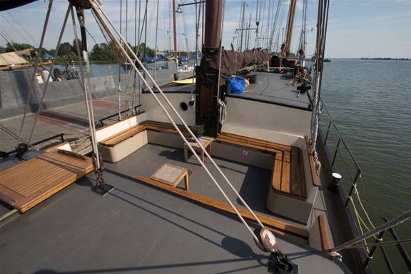 Blick auf das Deck und den Sitzbereich der Eenhoorn