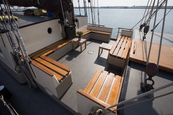 Sitzbereich mit Holzbänken an Deck der Eenhoorn