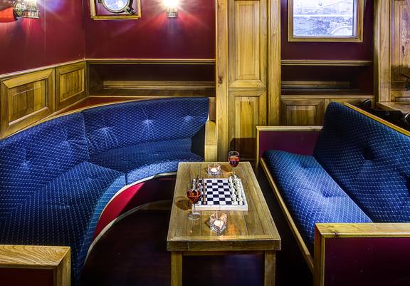 Sitzecke mit blauen Sofas und einem Schachspiel auf der Elizabeth