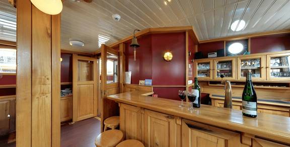 Holzbar mit Bierzapfhahn im Salon der Elizabeth