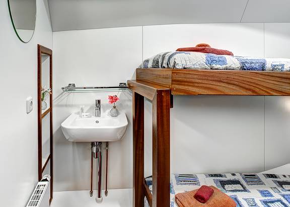 Etagenbett und Waschbecken in einer Kabine der Elizabeth