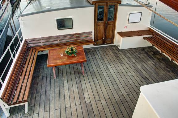 Holztisch und Bänke im Sitzbereich an Deck der Elizabeth