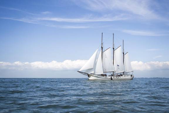 Dreimastklipper Elizabeth auf offenem Wasser unter blauem Himmel