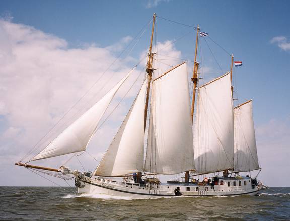 Dreimastklipper Elizabeth unter weißen Segeln auf See