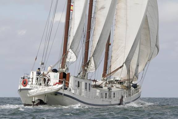 Dreimastklipper Elizabeth unter Segeln, vom Bug aus gesehen