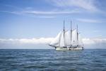 Dreimastklipper Elizabeth auf offenem Wasser unter blauem Himmel