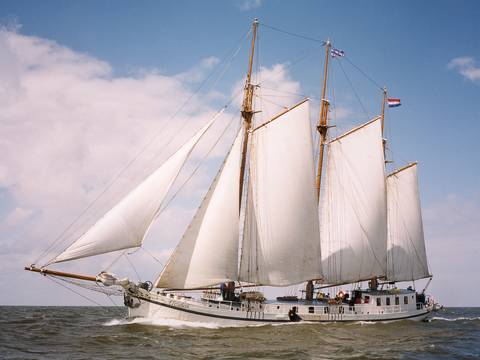 Dreimastklipper Elizabeth unter weißen Segeln auf See