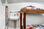 Etagenbett und Waschbecken in einer Kabine der Elizabeth