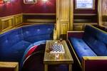 Sitzecke mit blauen Sofas und einem Schachspiel auf der Elizabeth
