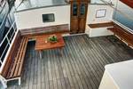 Holztisch und Bänke im Sitzbereich an Deck der Elizabeth