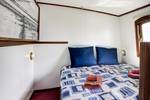 Doppelbett mit blauen Kissen in einer Kabine der Elizabeth